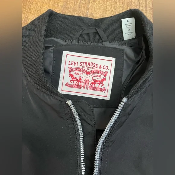 🆕 Levi's Black Bomber Jacket with Silver Zipper: Unisex - Picture 3 of 10